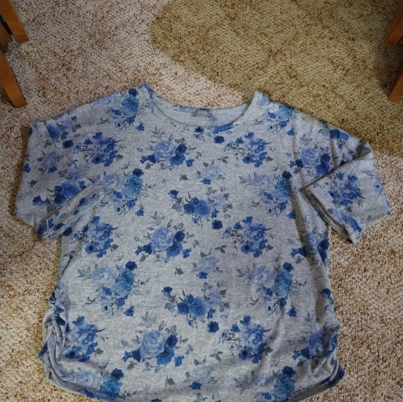 Size 1X plus floral scrunch side short sleeve top - Picture 5 of 14